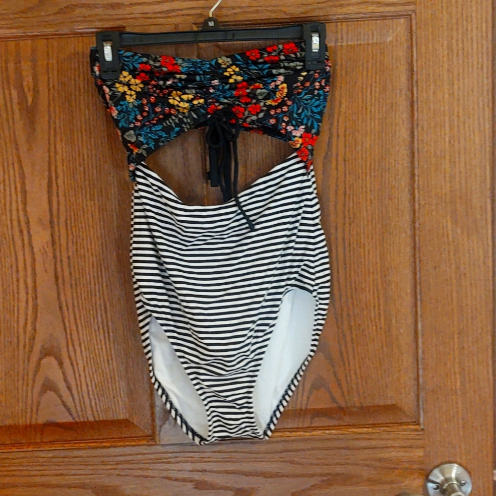 Strapless cut out swimsuit